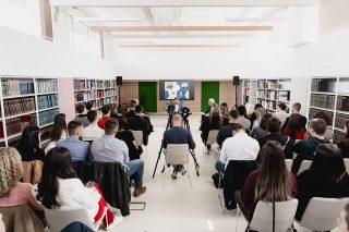 🎓 Студентският съвет при УНСС организира първото издание на студентски дебати - DebateX 🎙️, посветено на темата „Европа в България — накъде оттук нататък?“ 🇪🇺🇧🇬.
📅 Събитието се проведе на 11 март 2026 г. и събра студенти, преподаватели и гости 👥, обединени от желанието за открит диалог 💬 по ключови въпроси за бъдещето на страната ни в рамките на Европейския съюз 🚀✨.
🌐 Повече може да прочетете на нашия сайт ⤵️
https://sc.unwe.bg/?p=26233
