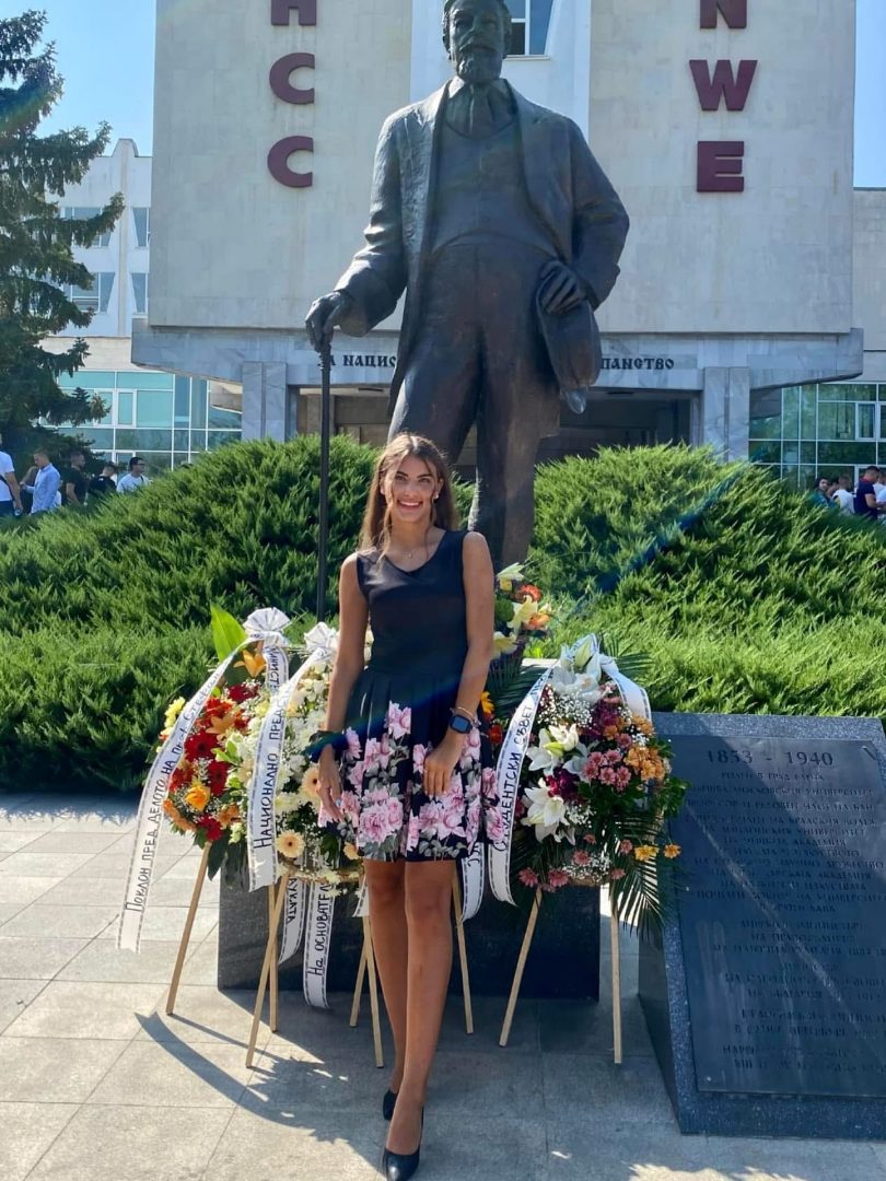 🎉 Днес, Невена Илкова – член на Студентски сенат към Студентски съвет, празнува своя рожден ден ! 🥳

💐 От сърце ѝ пожелаваме много здраве, безброй усмивки, вдъхновение и успехи във всички лични и професионални начинания! 🌟 Нека животът ѝ поднася само прекрасни моменти и нови възможности за развитие! ✨

🎂 Честит рожден ден, Невена! 🎁🌸