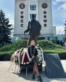 🎉 Днес, Милена Парсамова – член на Студентския сенат при УНСС, празнува своя рожден ден! 🥳

От името на Студентския съвет ѝ пожелаваме здраве, много поводи за усмивки и успехи във всичко, с което се захване!
Нека новите възможности да я намират с лекота и я водят към желаните цели. Пожелаваме ѝ вдъхновение и много щастливи моменти!

Честит рожден ден, Милена! 🎂🎈🎁