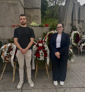 Днес, на 2 юни 🇧🇬 – денят, в който отдаваме почит на Христо Ботев и всички загинали за свободата и независимостта на България, представители на Студентския съвет при УНСС, съвместно с Националното представителство на студентските съвети (НПСС), се включиха в празнична церемония в Калофер.

Пред паметника на Христо Ботев в неговия роден град бе отдадена почит с поднасяне на венци и цветя. Тази година се навършват 150 години от гибелта на поета и революционера ✍️ – още един повод да си припомним силата на неговия пример и идеали.

В 12:00 ч. всички присъстващи сведоха глави в двуминутно мълчание в знак на признателност. 🚨

Поклон пред делото им!🙏