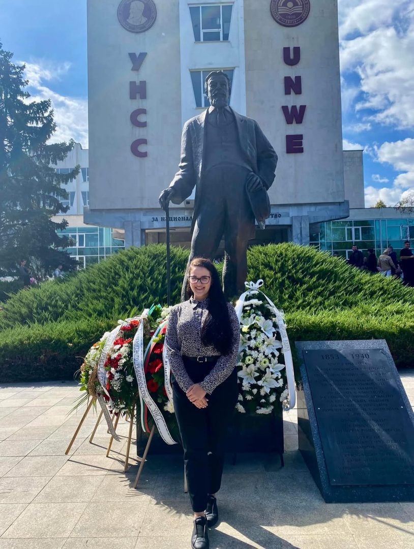 🎉 Днес нашата колежка и приятелка Мариела Кирилова – член на Студентския сенат, празнува своя рожден ден. 🎂
💐 От името на целия Студентски съвет при УНСС ѝ пожелаваме много здраве, щастие, вдъхновение и сбъднати мечти!
Нека всеки нов ден носи поводи за усмивки, успехи и незабравими моменти.
✨Покорявай смело нови върхове, мечтай дръзко, пътувай с желание и обичай с цялото си сърце!
Весел празник! 🌸🎁