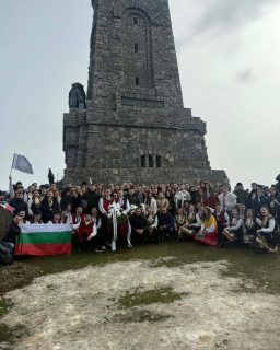 🇧🇬 По повод 148 години от Освобождението на България, Студентският съвет при УНСС се включи в инициативата на Националното представителство на студентски съвети, като част от делегацията, изкачила се до паметника Шипка.

🌺 На това свято място поднесохме венци и цветя в знак на признателност към героите, пожертвали живота си за свободата на страната ни.

🕊️ С благодарност и уважение свеждаме глава пред тяхната саможертва. Нека пазим паметта им жива и да продължаваме да носим в сърцата си техния завет – за единство, достойнство и любов към Родината. 🤍💚❤️