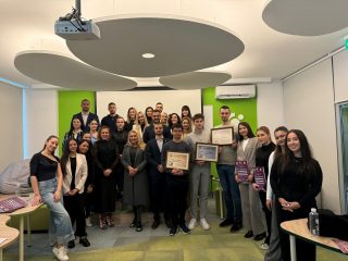 ℹ Студентският съвет при УНСС, съвместно с катедра „Счетоводство и анализ“, организираха студентска научна конференция за есе на тема „Предизвикателства пред българската икономика при прехода към еврото“. Събитието се проведе на 18 ноември 2025 г. в зала „Аврора“
🌐 Повече може да прочетете на нашия сайт ⤵️
https://sc.unwe.bg/?p=25623