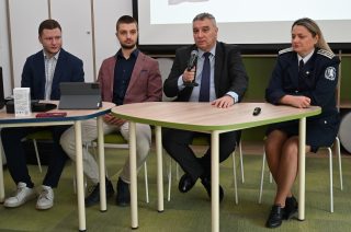 По повод наближаващия 8 декември 🎓 и предстоящите коледни и новогодишни празници 🎄✨, Студентският съвет при УНСС, съвместно с Националното представителство на студентските съвети (НПСС) @npss.bg 🇧🇬 и Главна дирекция „Национална полиция“ 👮‍♂️🚓, организира обучение-демонстрация на тема:

🛑 „Негативните последици от употребата на алкохол и опиати при управлението на моторни превозни средства“ 🍷💊🚗
🌐 Повече може да прочетете на нашия сайт ⤵️
https://sc.unwe.bg/?p=25786